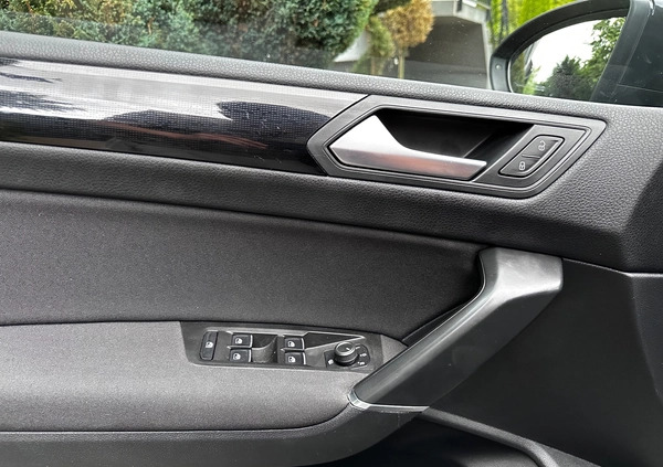 Volkswagen Touran cena 79800 przebieg: 133780, rok produkcji 2018 z Grodków małe 742